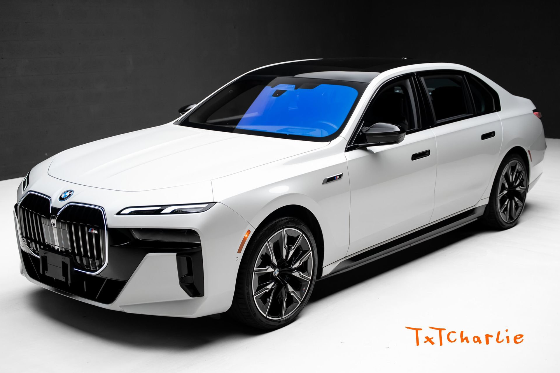 Used 2024 BMW i7 M70 AWD/4WD image 1