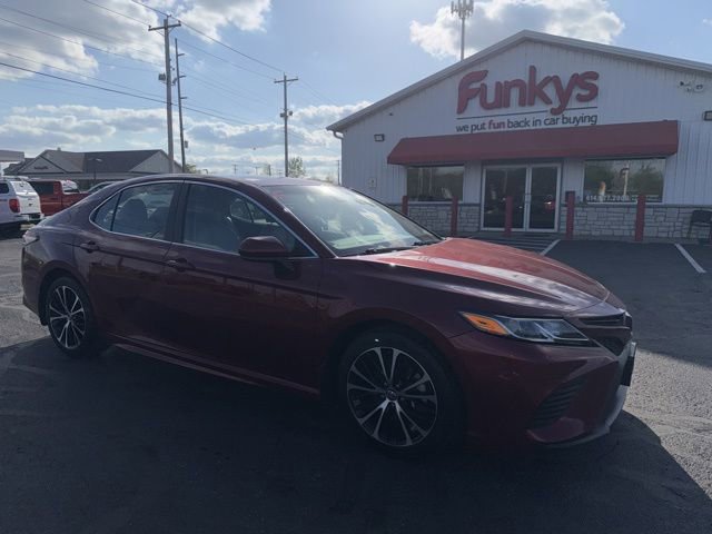 Used 2018 Toyota Camry SE FWD image 1