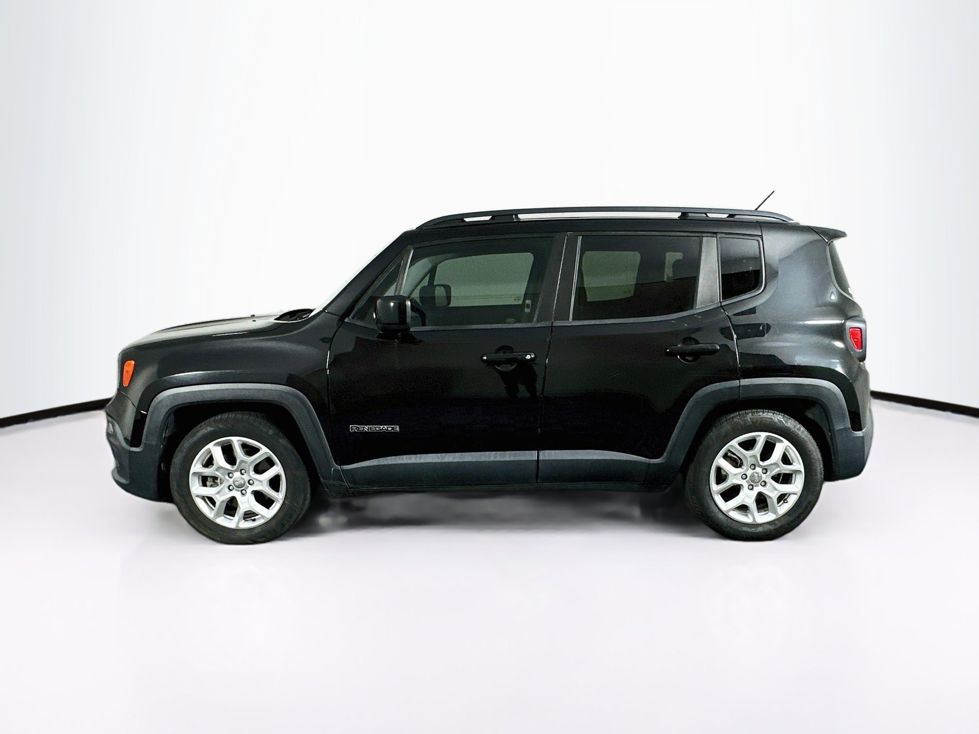 Used 2017 Jeep Renegade Latitude w/ Popular Equipment Group FWD image 4