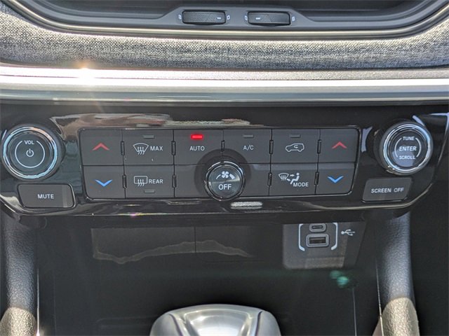 New 2025 Jeep Compass Latitude w/ Sun & Sound Group image 30