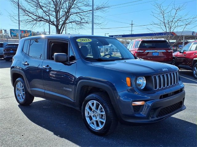 Used 2023 Jeep Renegade Latitude image 3