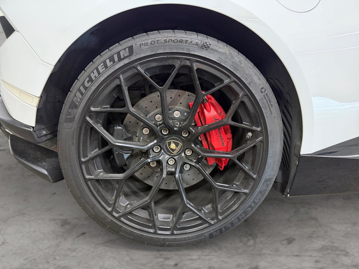 Used 2019 Lamborghini Huracan Performante AWD/4WD image 19