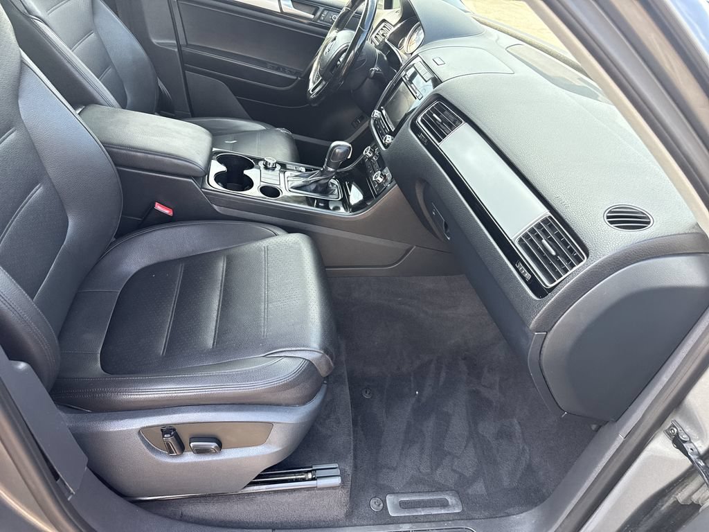 Used 2014 Volkswagen Touareg Sport AWD/4WD image 12