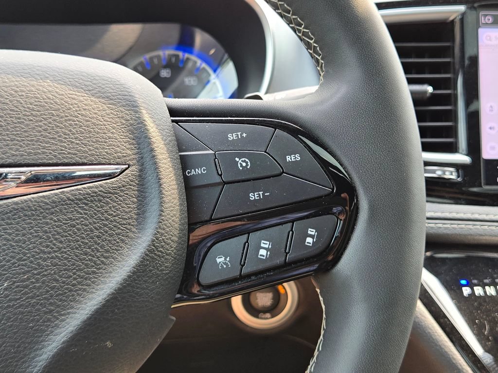 Used 2025 Chrysler Pacifica Limited FWD image 31