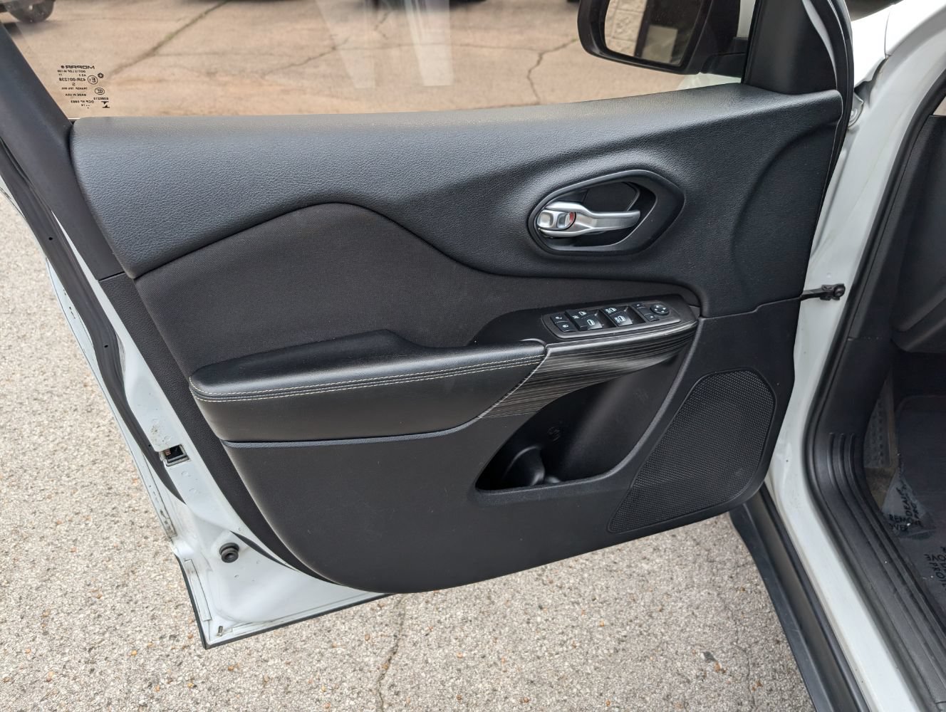 Used 2014 Jeep Cherokee Latitude FWD image 11