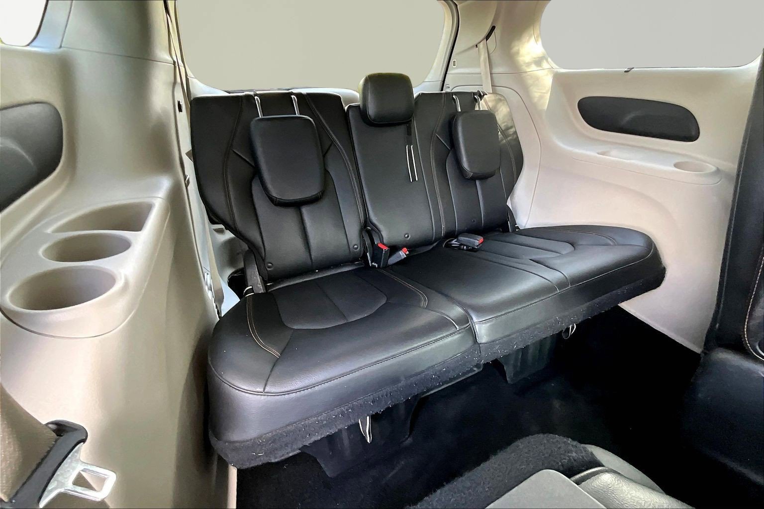 Used 2018 Chrysler Pacifica Touring-L image 24