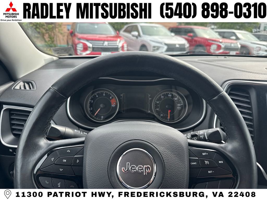 Used 2019 Jeep Cherokee Latitude Plus AWD/4WD image 6