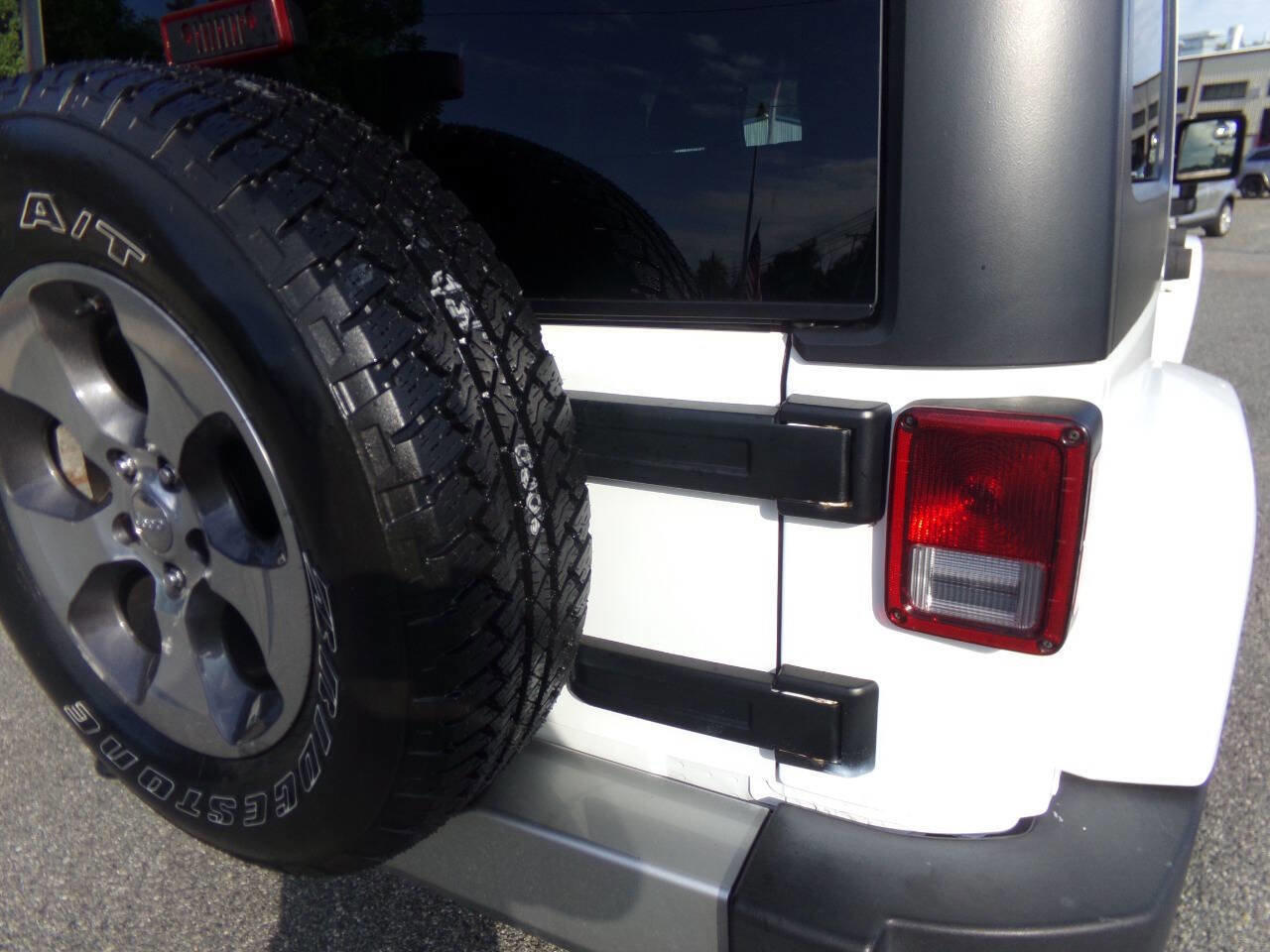 Used 2017 Jeep Wrangler Unlimited Sahara image 12