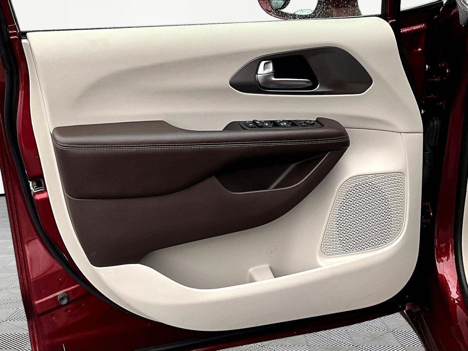 Used 2019 Chrysler Pacifica Touring Plus w/ Advanced Safetytec Group FWD image 19