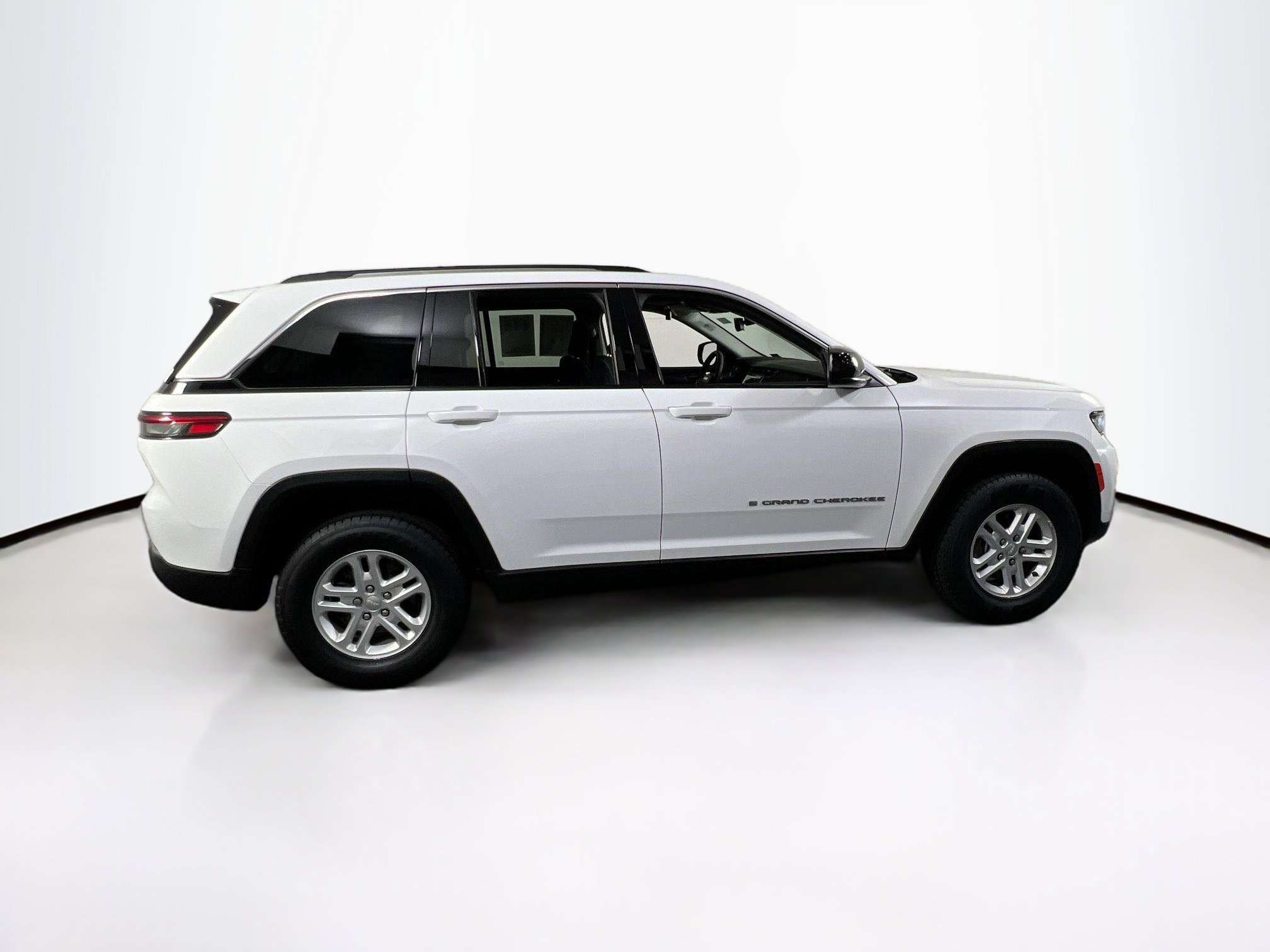 Used 2023 Jeep Grand Cherokee Laredo w/ Luxury Tech Group I image 4