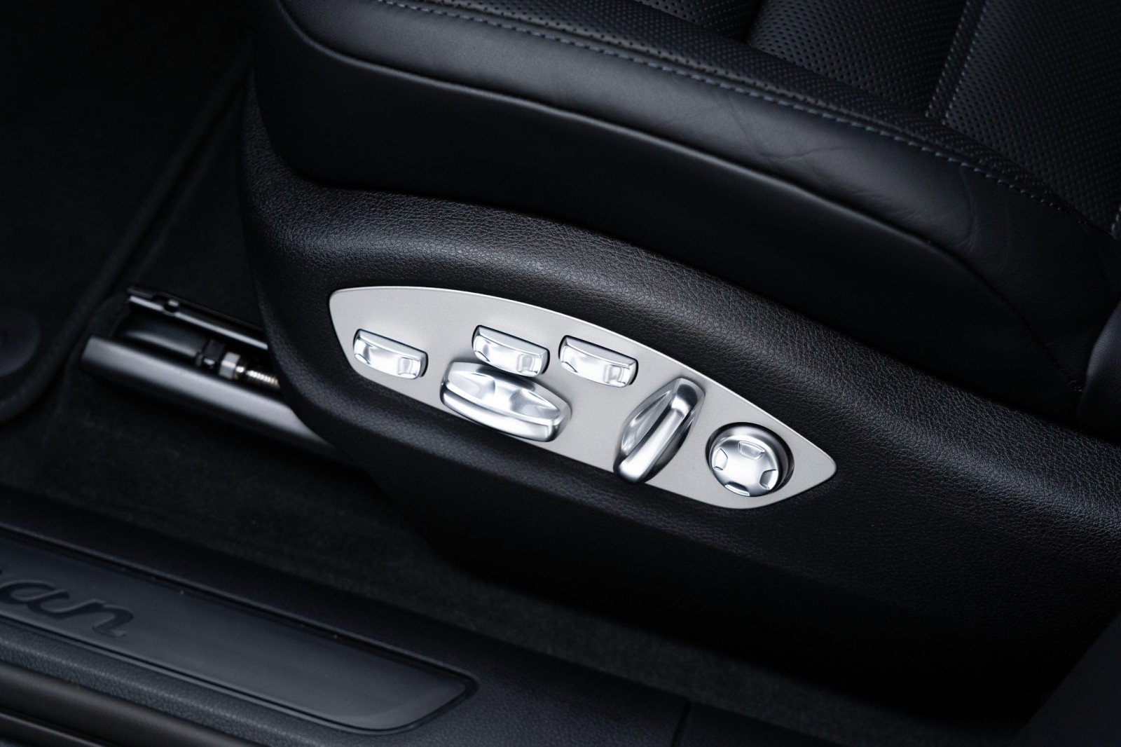 New 2025 Porsche Macan image 15