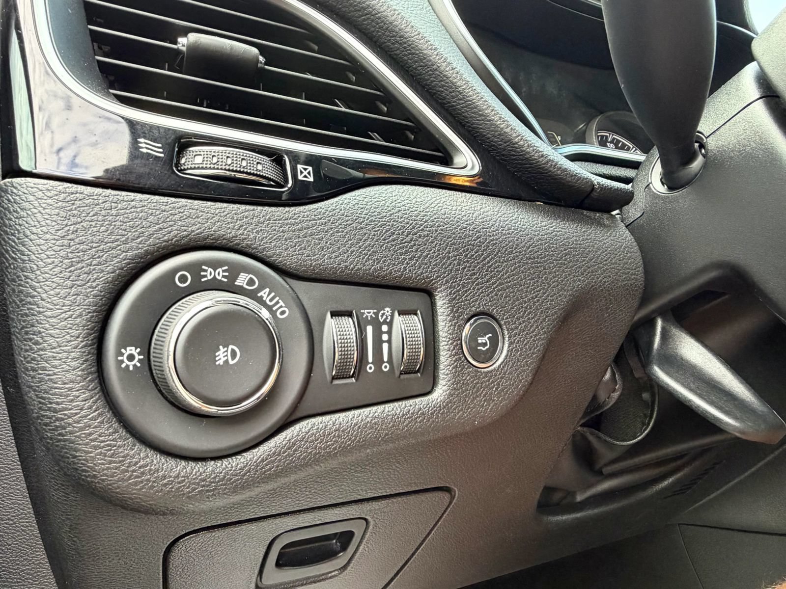 Used 2019 Jeep Cherokee Latitude Plus AWD/4WD image 25