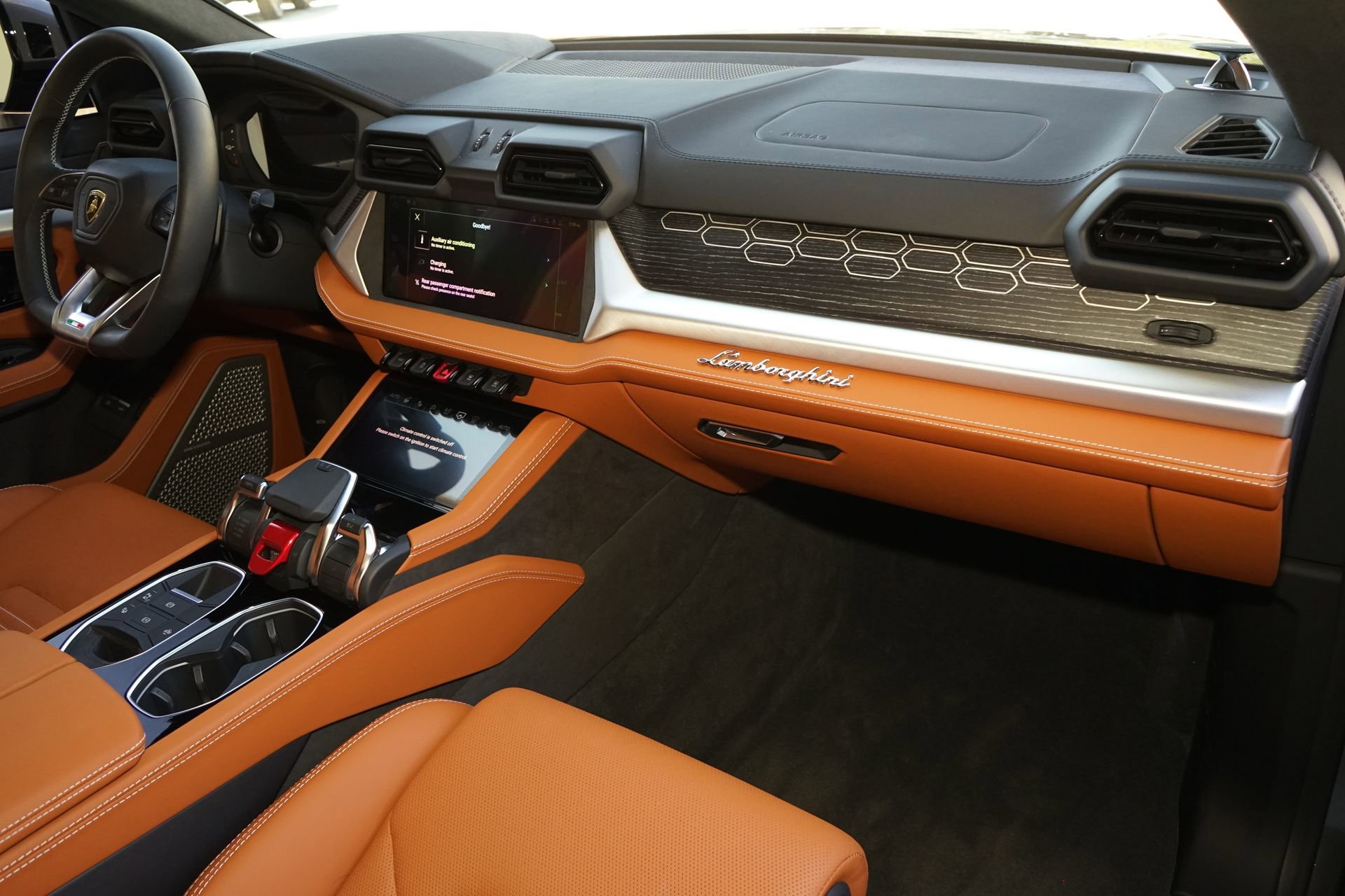 Used 2025 Lamborghini Urus SE image 12