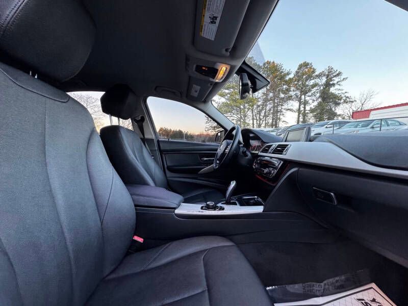 Used 2018 BMW 320i Sedan RWD image 14