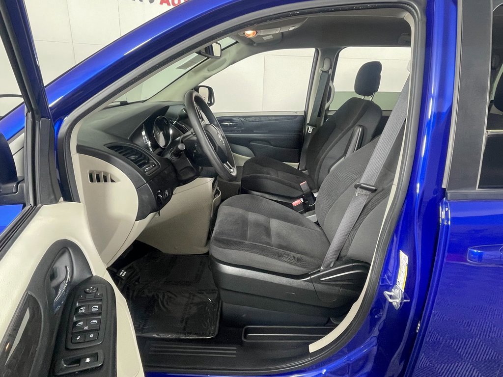 Used 2018 Dodge Grand Caravan SE w/ UConnect Hands-Free Group image 13