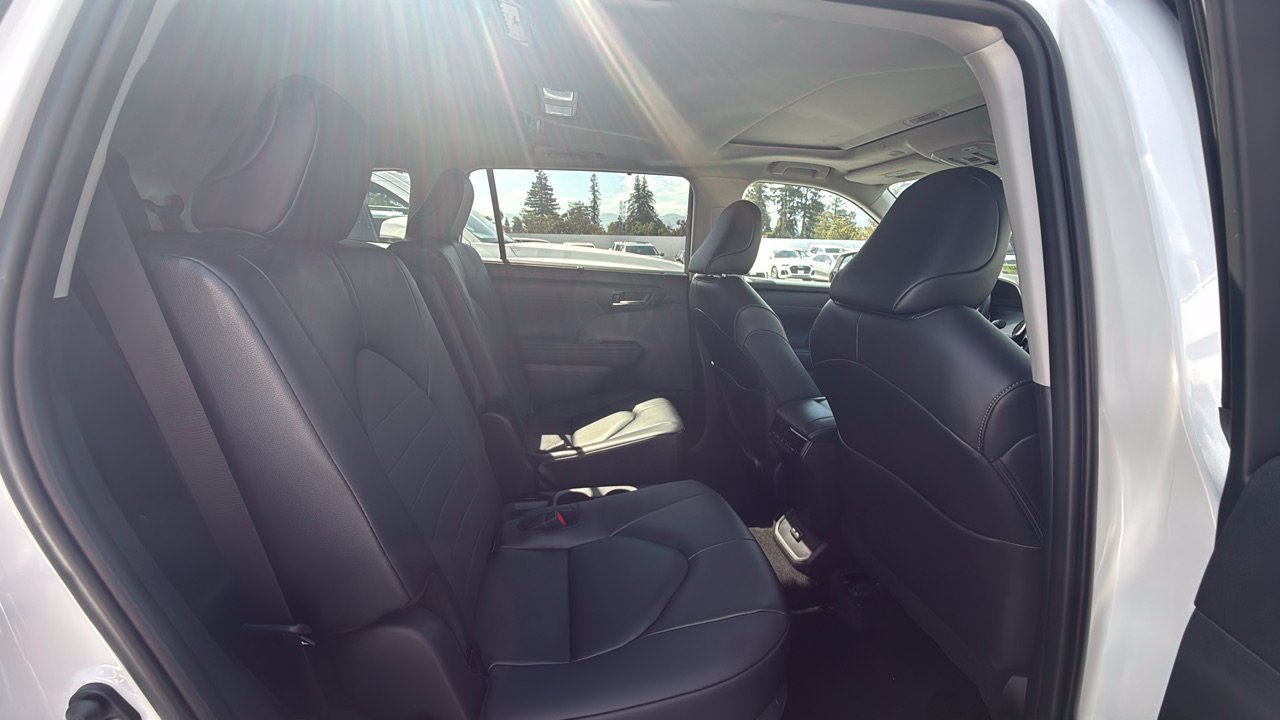 Used 2026 Toyota Highlander XLE AWD/4WD image 4