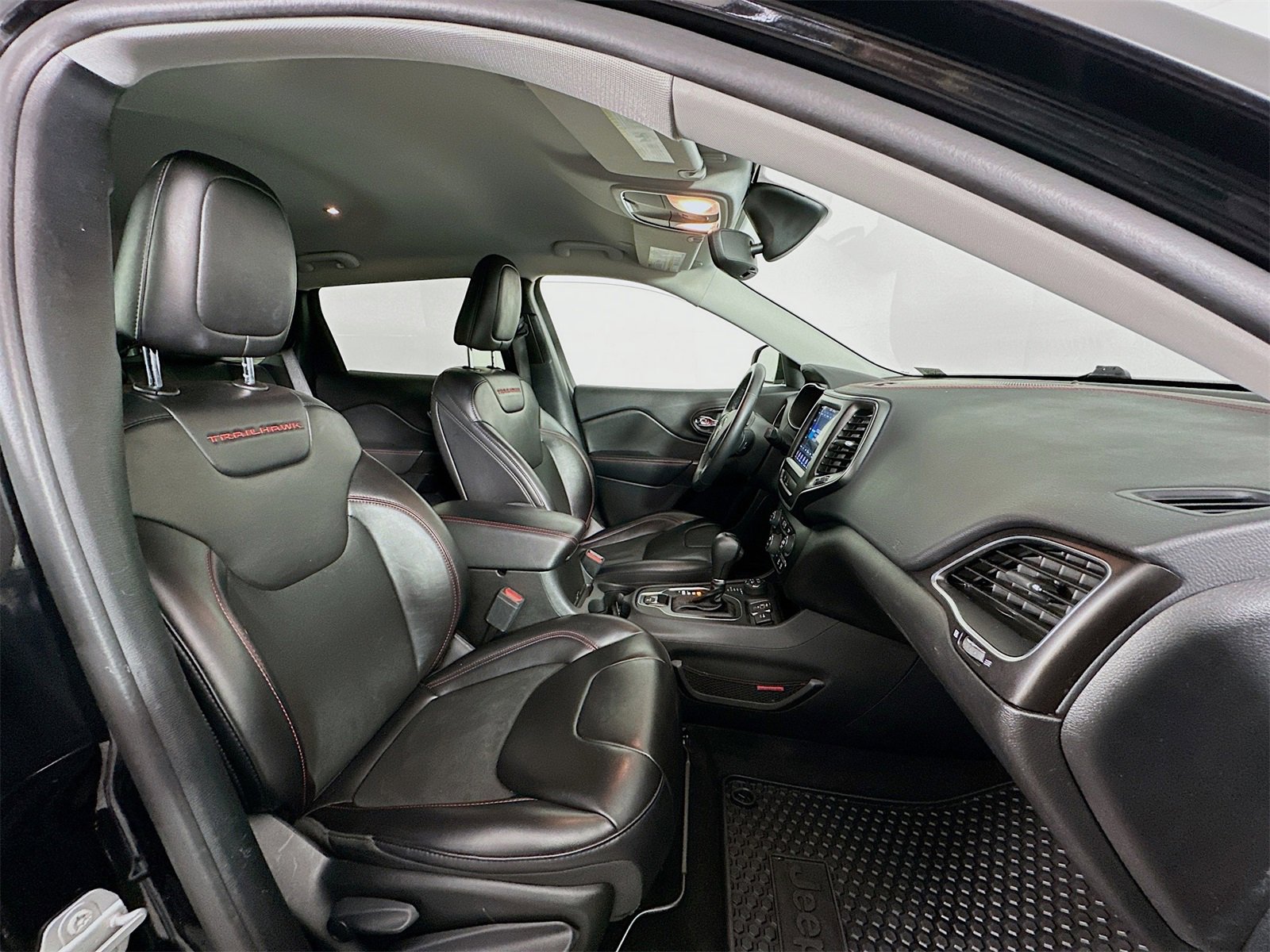 Used 2020 Jeep Cherokee Trailhawk w/ Cold Weather Group image 27