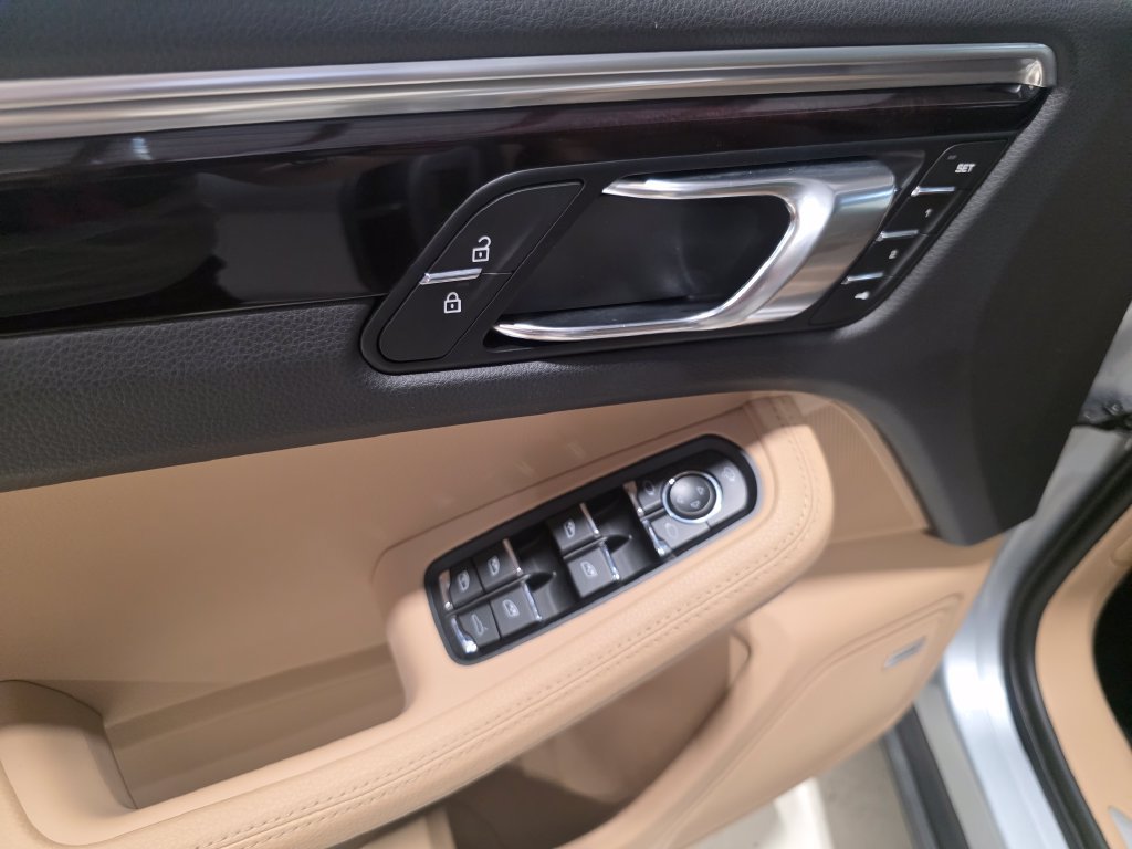 Certified 2023 Porsche Macan S AWD/4WD image 24