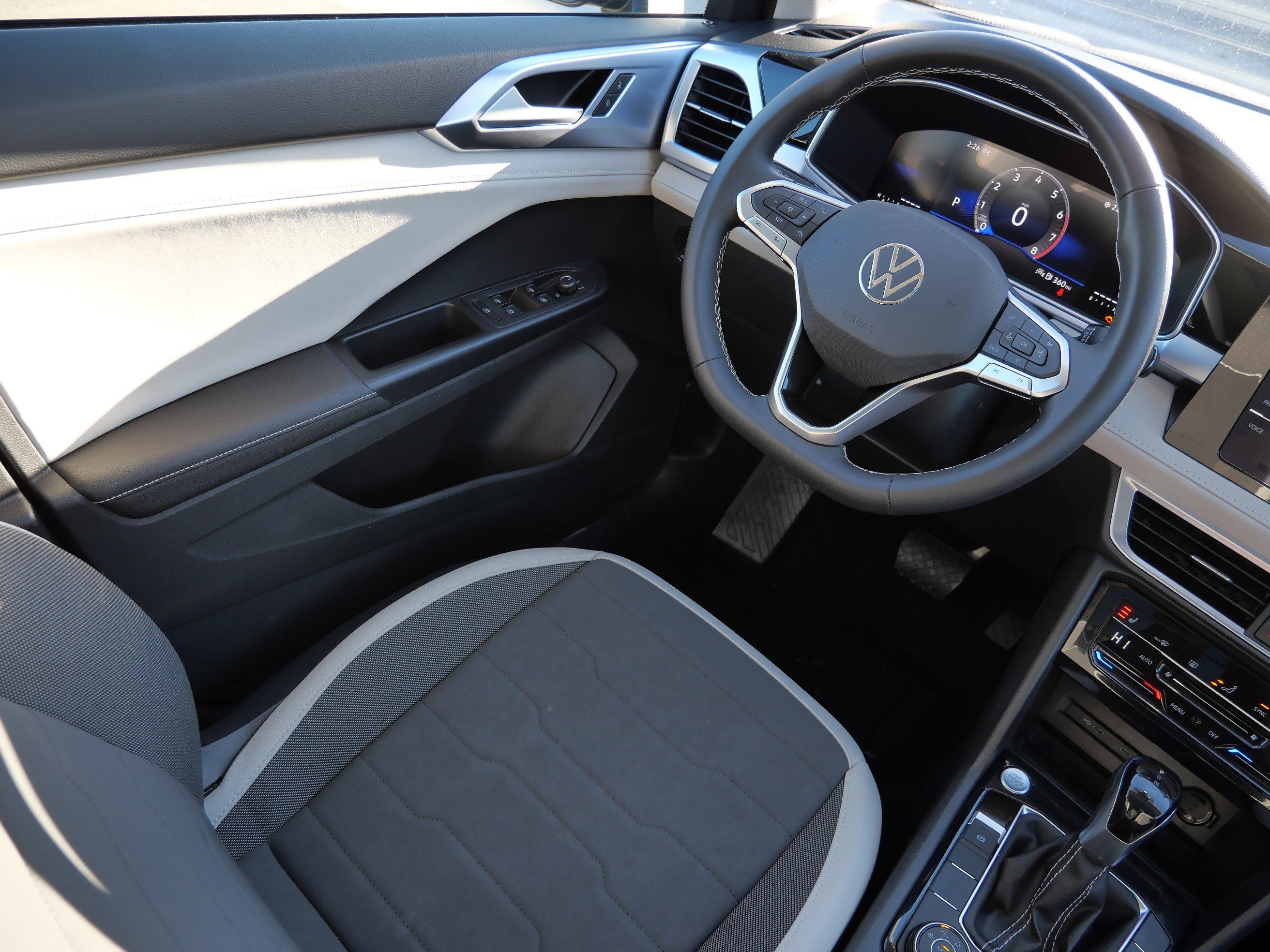 Certified 2025 Volkswagen Taos SE image 9