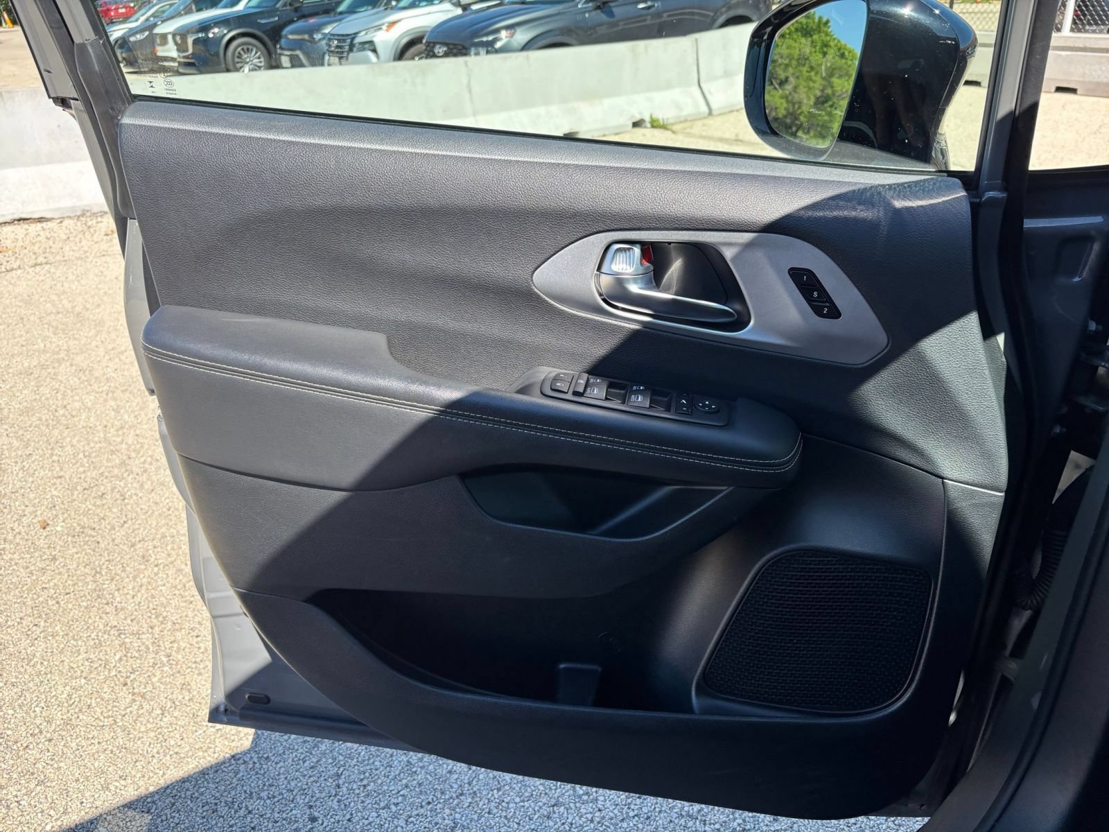 Used 2025 Chrysler Pacifica Limited FWD image 18