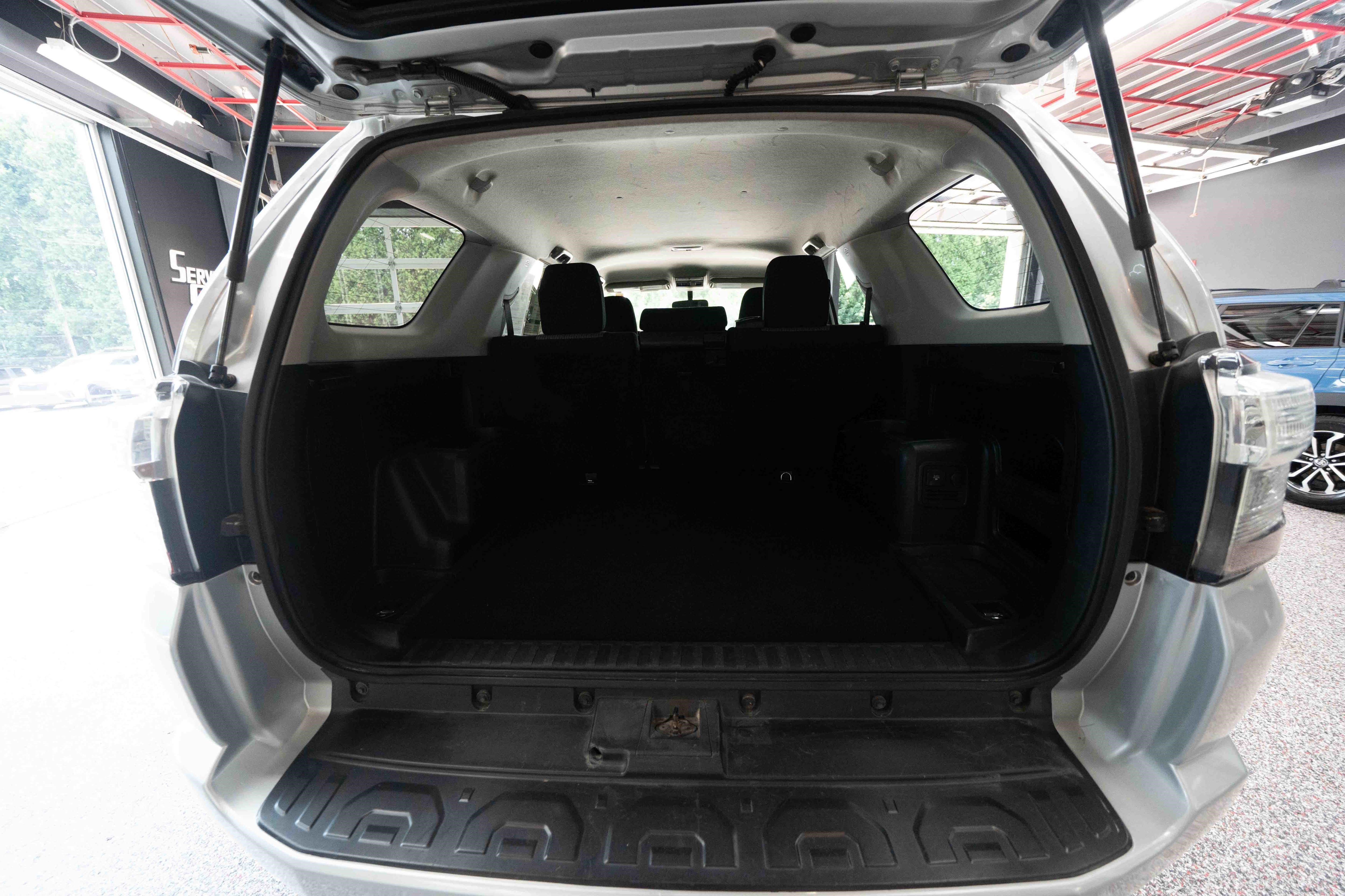 Used 2018 Toyota 4Runner SR5 AWD/4WD image 28