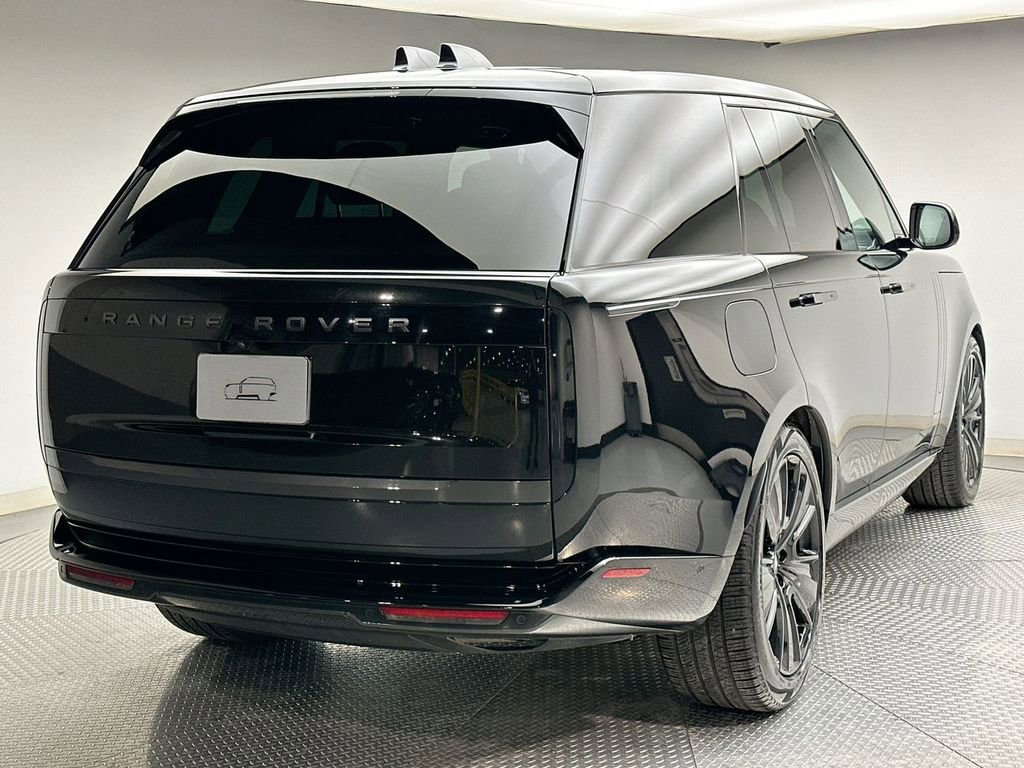 Certified 2025 Land Rover Range Rover SE image 13