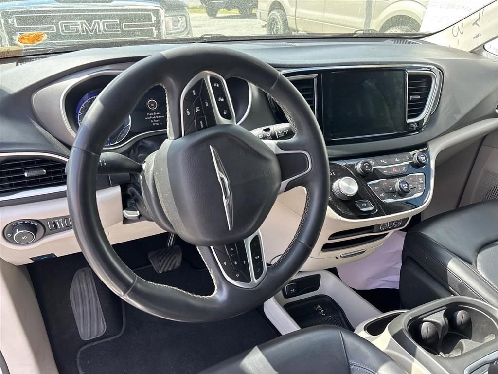 Used 2023 Chrysler Pacifica Touring-L image 17