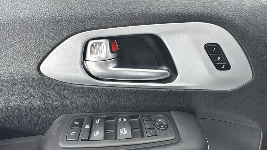 Used 2024 Chrysler Pacifica Select image 24