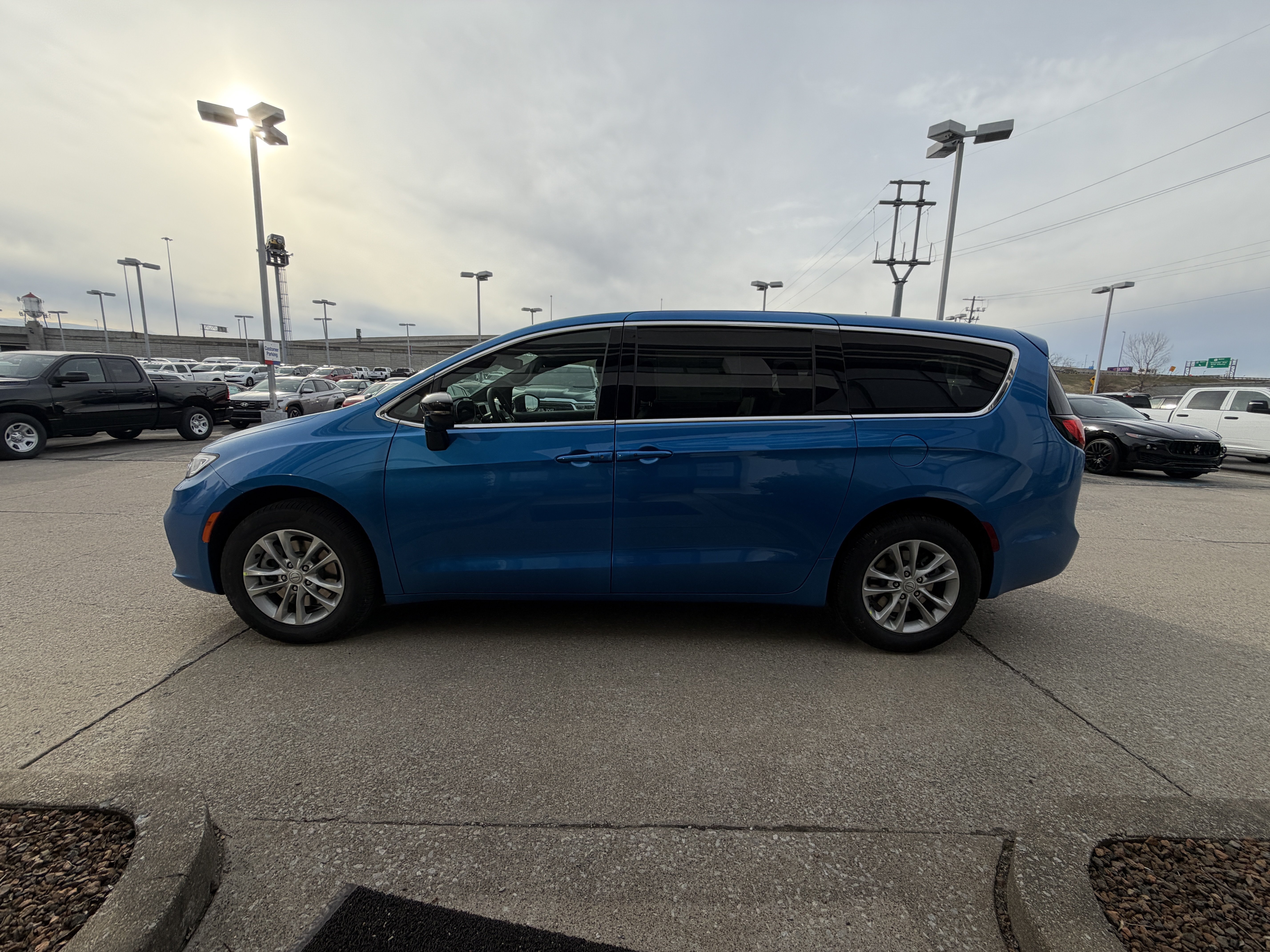 New 2026 Chrysler Pacifica Select AWD/4WD image 15