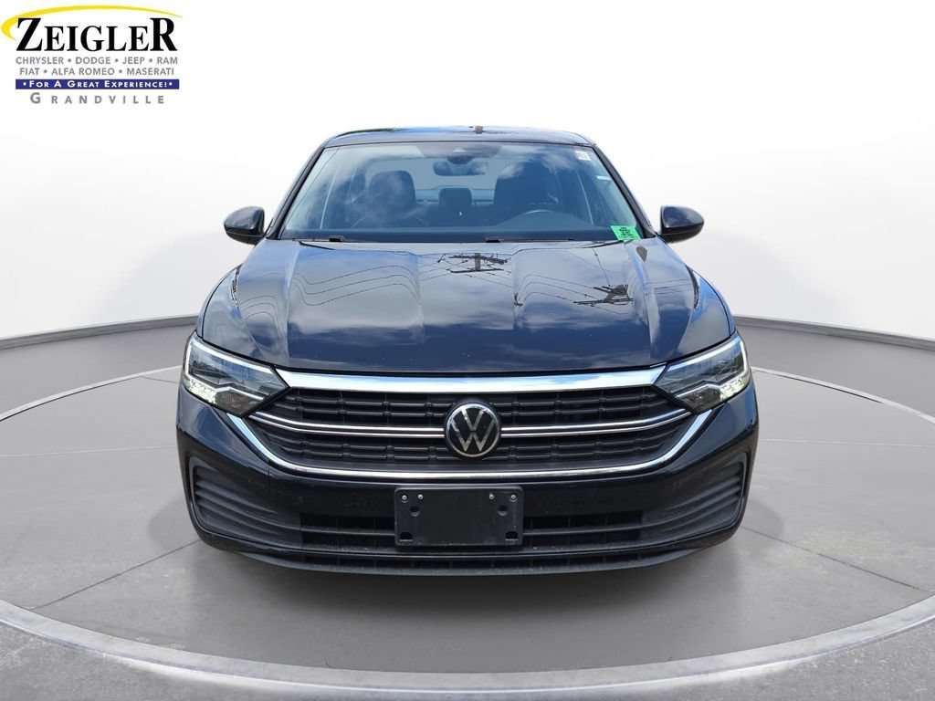 Used 2024 Volkswagen Jetta SE FWD image 2