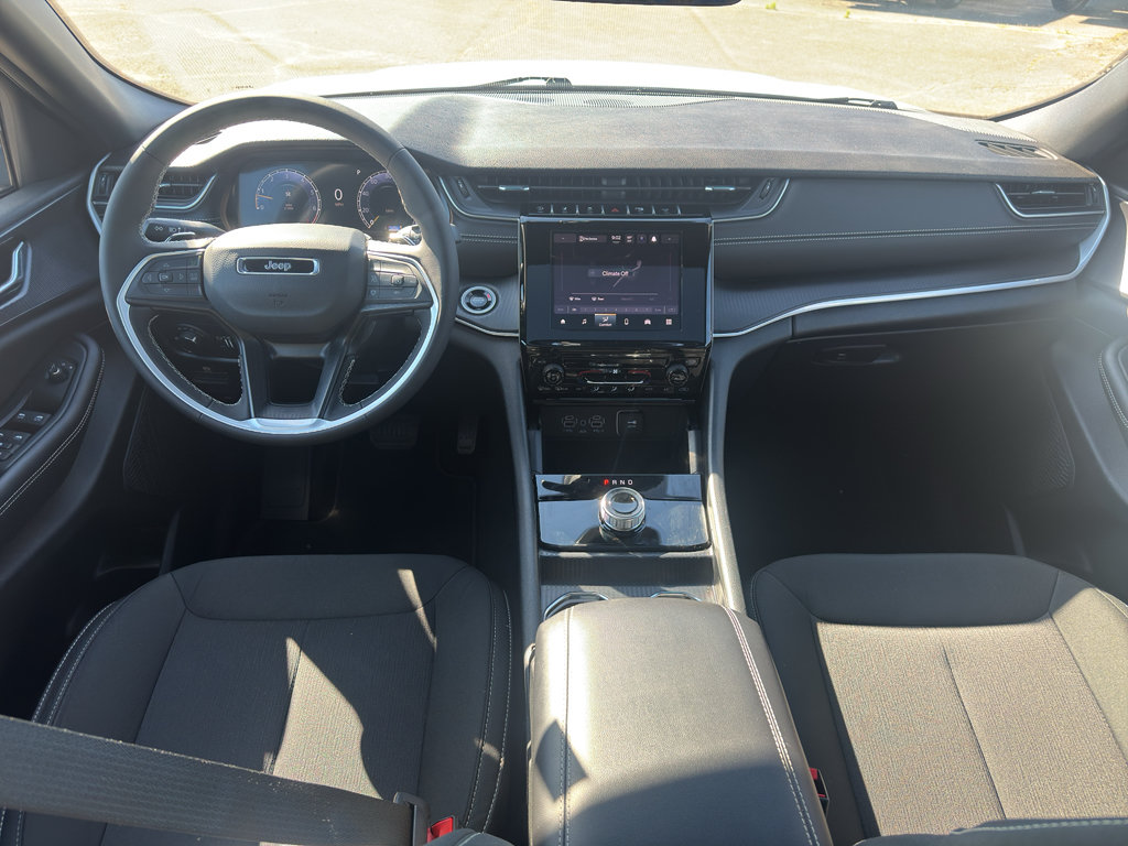 Used 2025 Jeep Grand Cherokee Laredo X RWD image 11