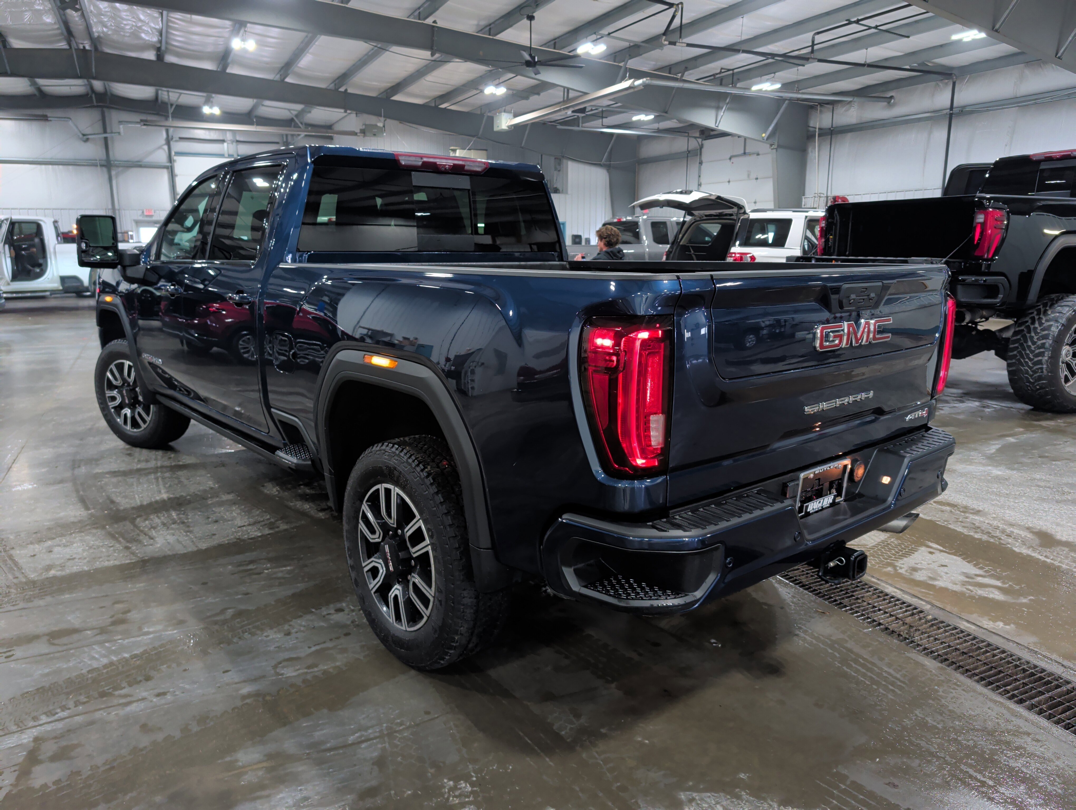 Used 2023 GMC Sierra 2500 AT4 w/ AT4 Premium Plus Package AWD/4WD image 4