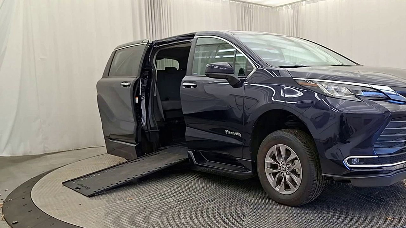 Used 2022 Toyota Sienna XLE image 2