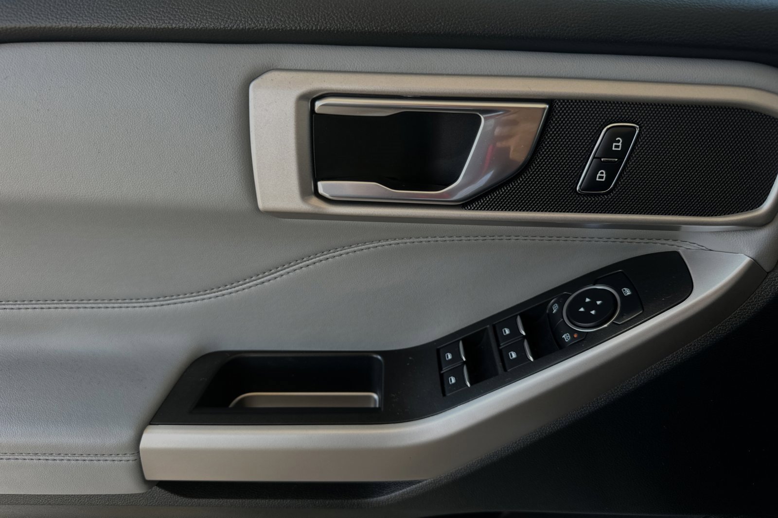 New 2024 Ford Explorer XLT w/ Equipment Group 202A image 9