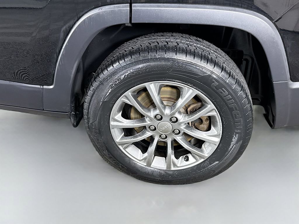 Used 2019 Jeep Cherokee Latitude Plus w/ Comfort/Convenience Group image 33