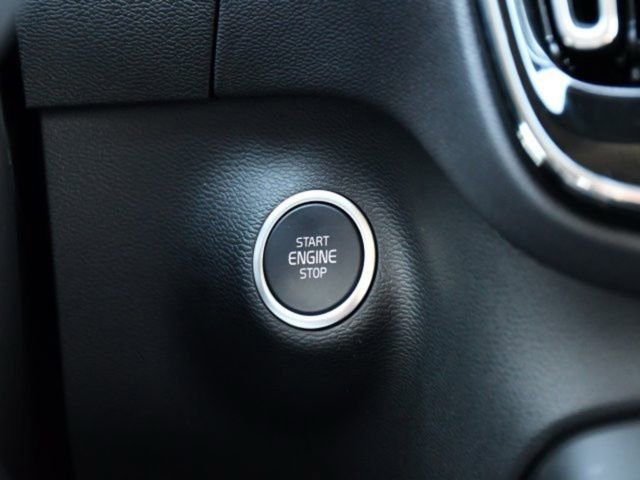 Certified 2025 Volvo XC40 B5 Plus AWD/4WD image 13