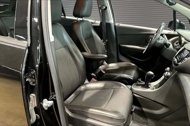 Used 2020 Chevrolet Trax LT w/ LT Convenience Package AWD/4WD image 26