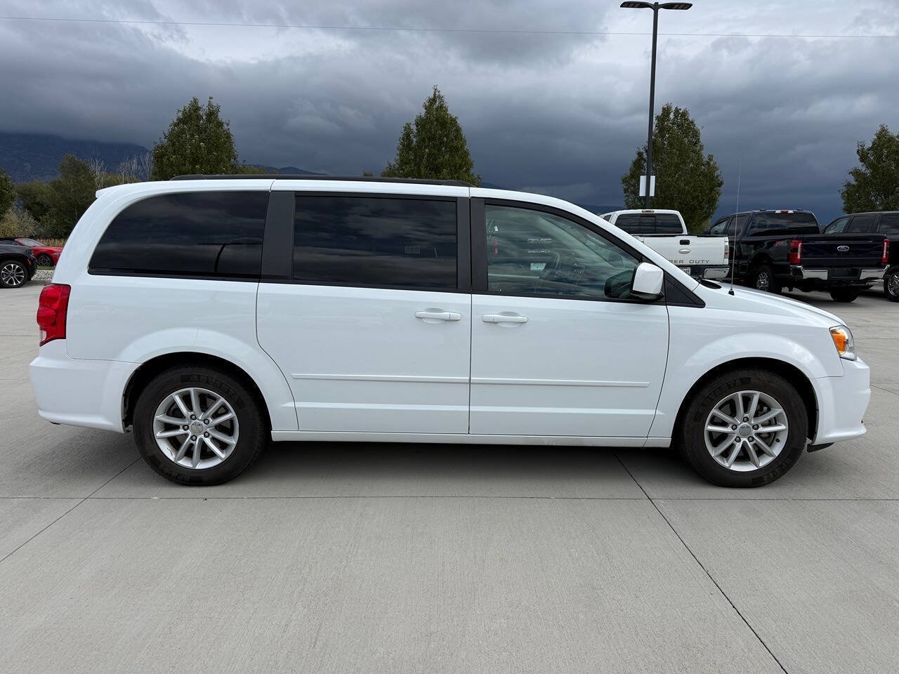 Used 2016 Dodge Grand Caravan SXT FWD image 2