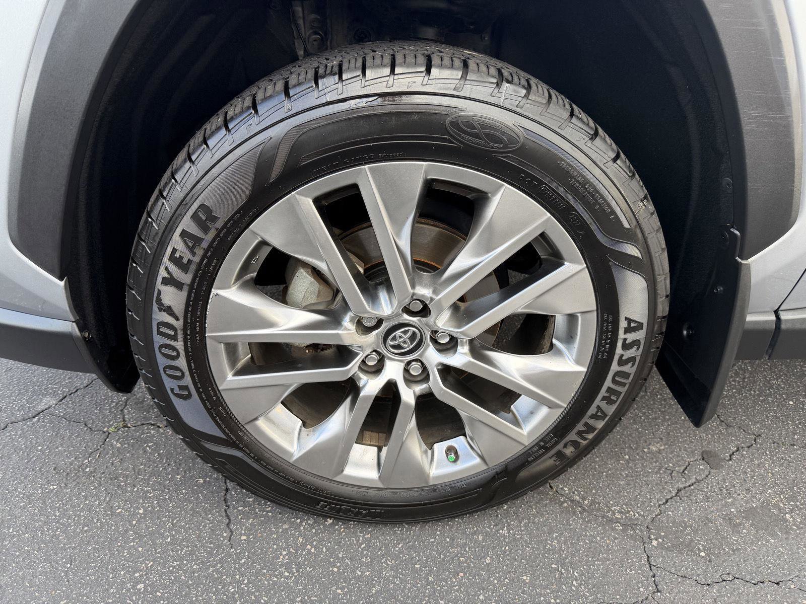 Used 2021 Toyota RAV4 XLE Premium image 9