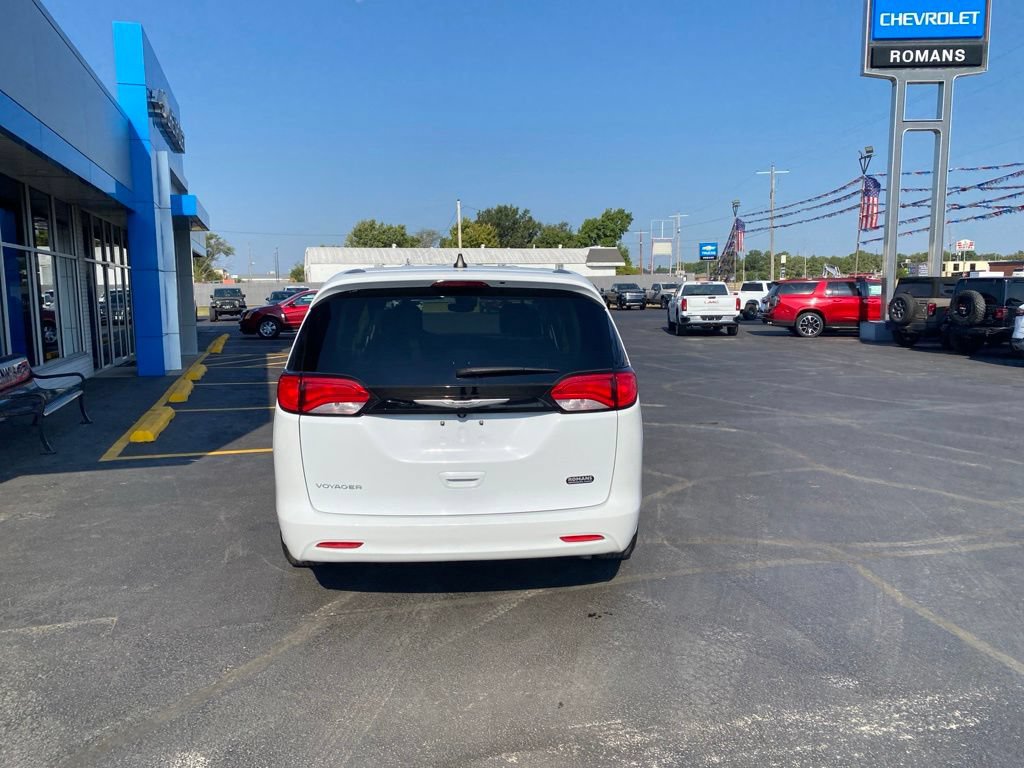 Used 2023 Chrysler Voyager LX FWD image 5
