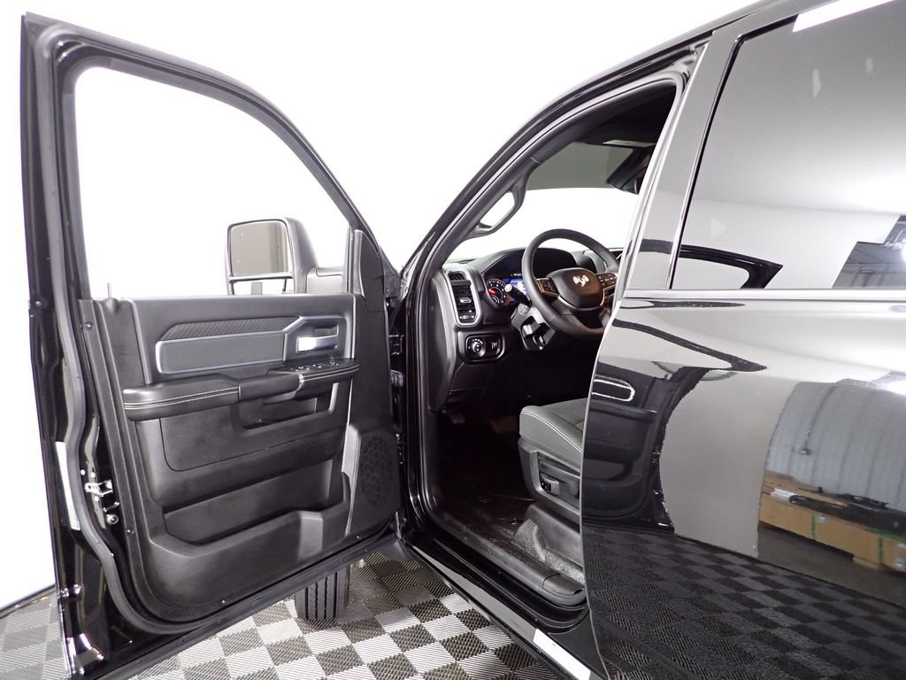 Used 2025 RAM 5500 4x4 Crew Cab image 20