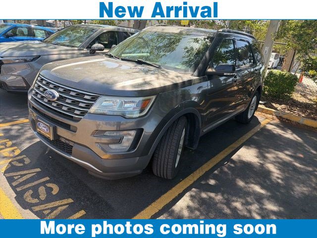 Used 2017 Ford Explorer XLT image 1
