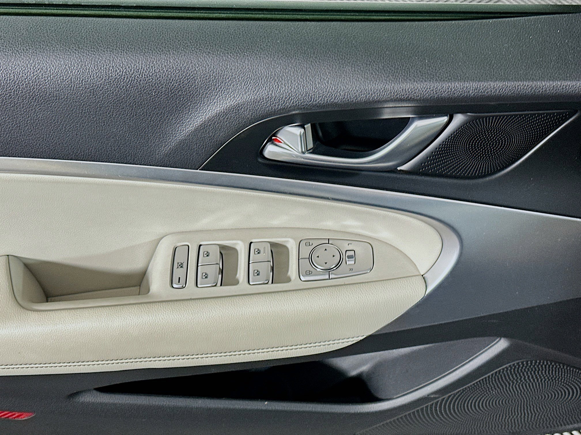 Used 2025 Genesis G70 2.5T image 15