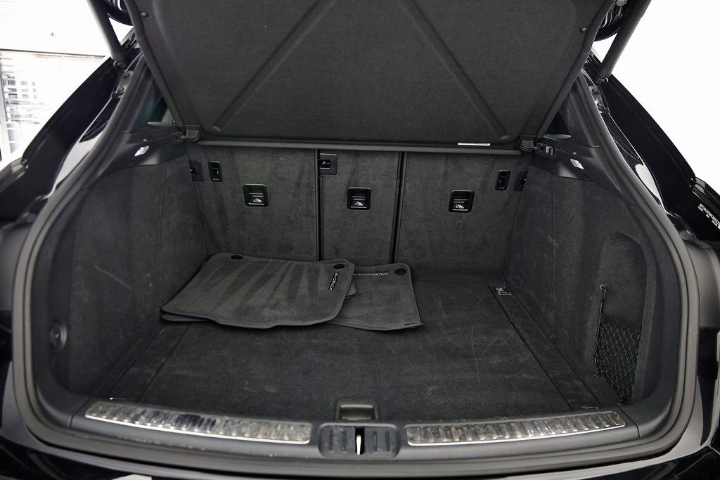 Used 2023 Porsche Macan Turbo image 32