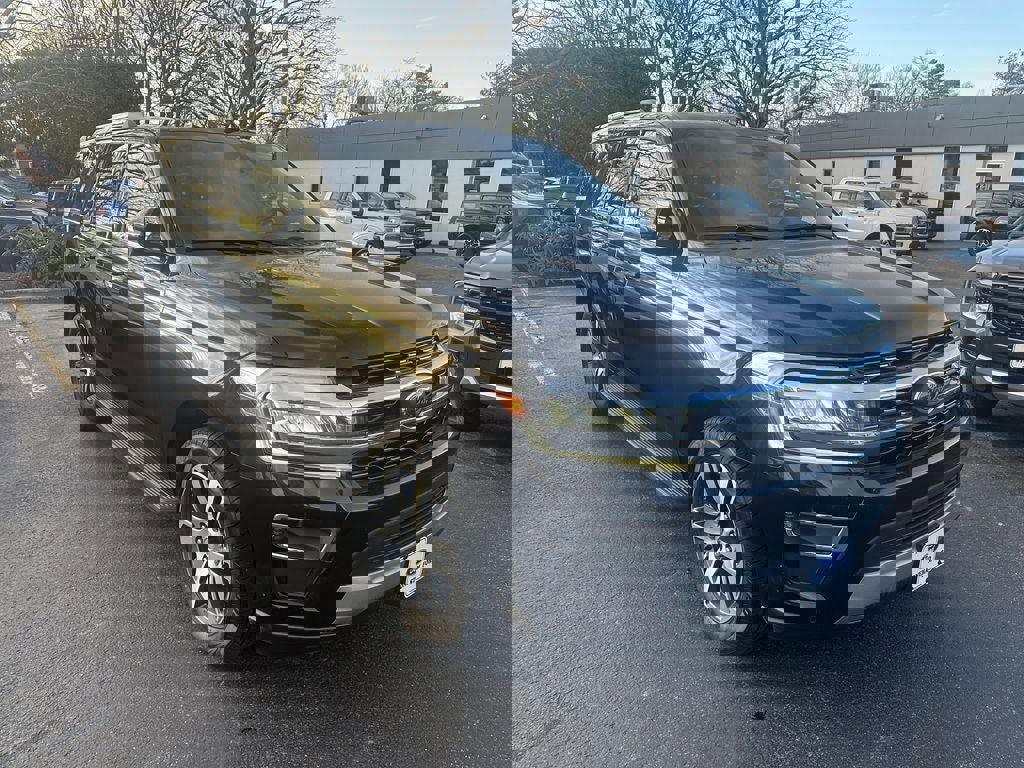 Used 2024 Ford Expedition Limited image 3