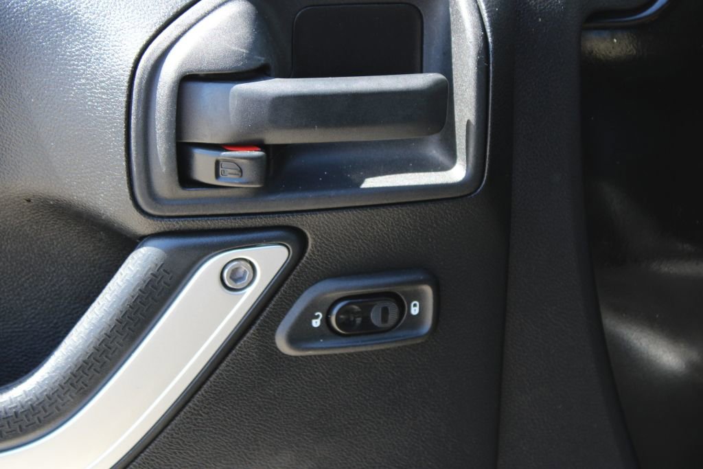 Used 2015 Jeep Wrangler Unlimited Sahara AWD/4WD image 26