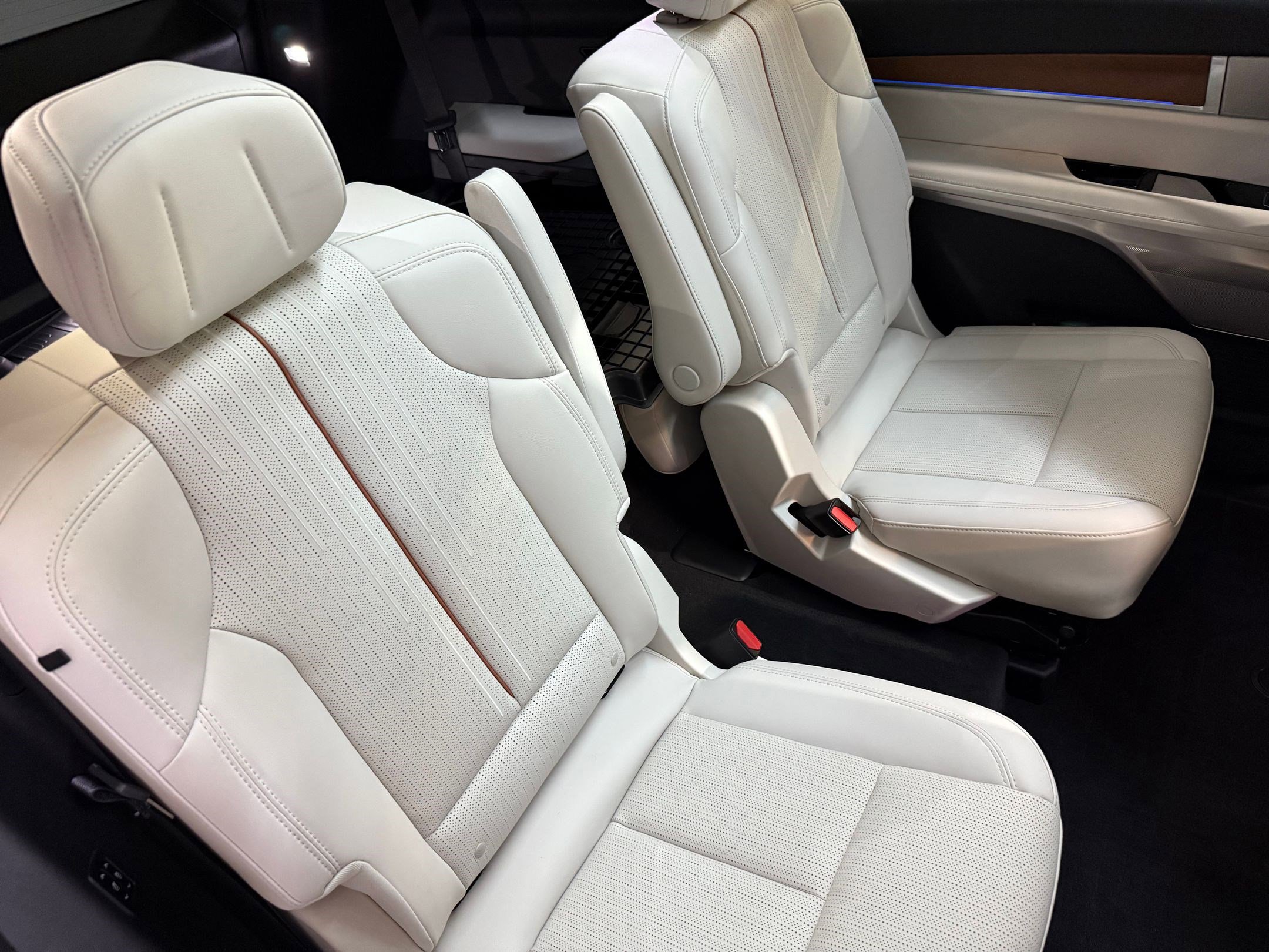 New 2026 Cadillac Vistiq Sport w/ LPO, Floor Liner Package image 53