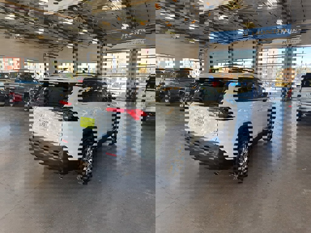 Used 2021 Toyota RAV4 XLE Premium image 5