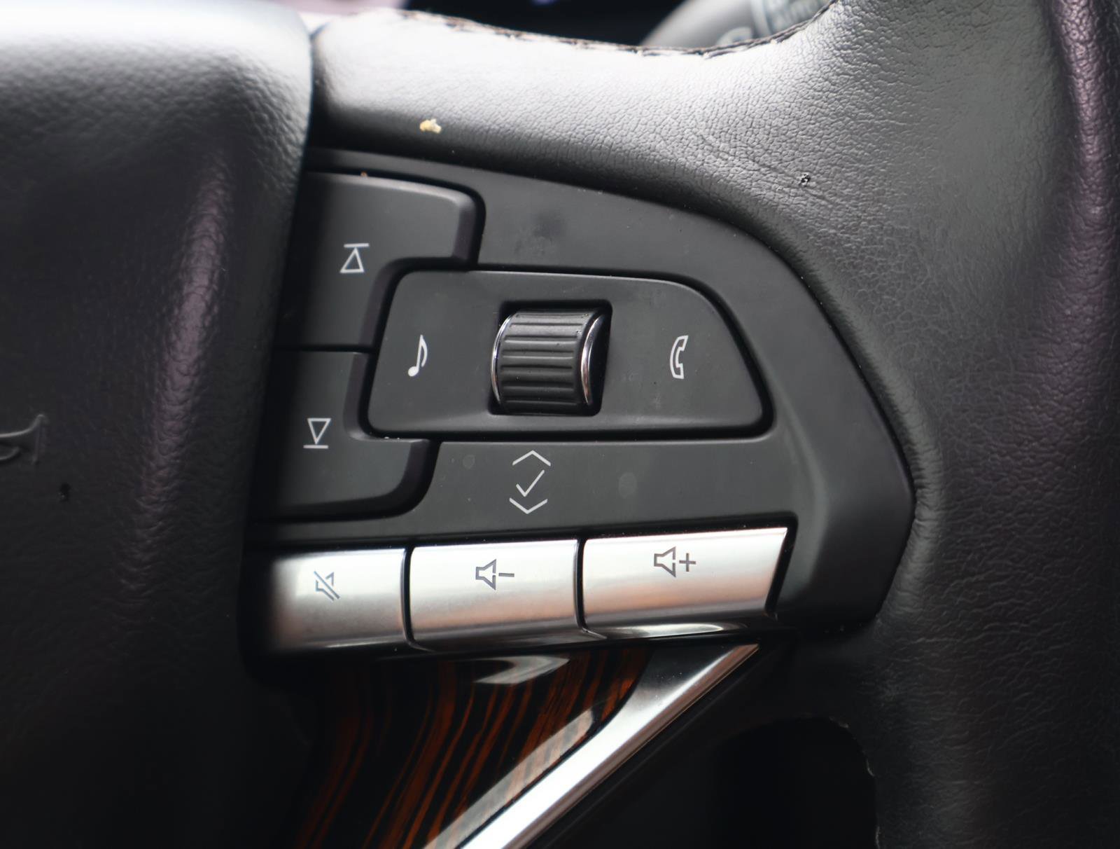 Used 2024 Cadillac Escalade ESV Luxury image 31