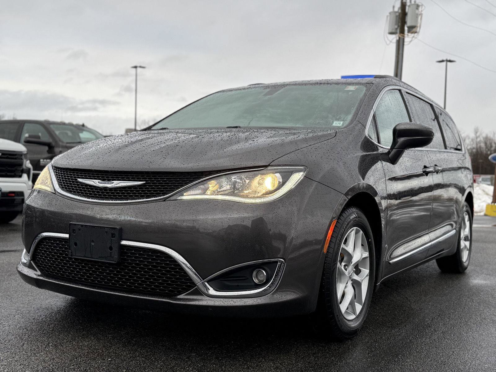 Used 2017 Chrysler Pacifica Touring-L w/ Tire & Wheel Group image 9
